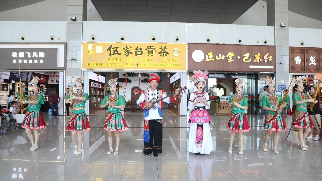 打造空港特色迎賓場景 恩施機場土苗迎賓快閃活動持續點亮遊客初印象