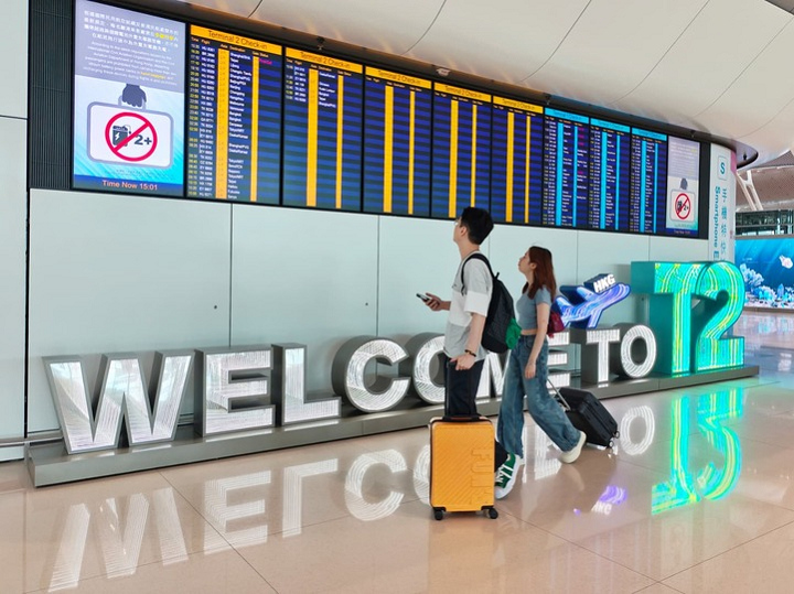 內地博主斥港機場員工派英文指引 崔定邦：日後可加入繁簡體中文字