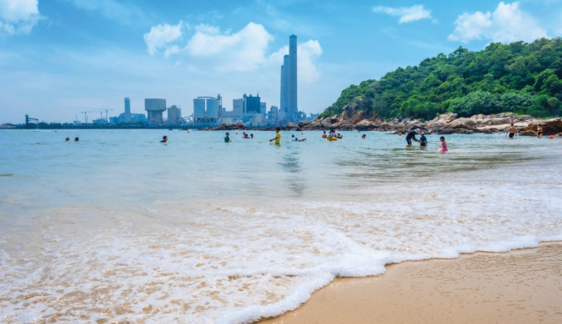 洪聖爺灣及貝澳泳灘因大浪懸掛紅旗