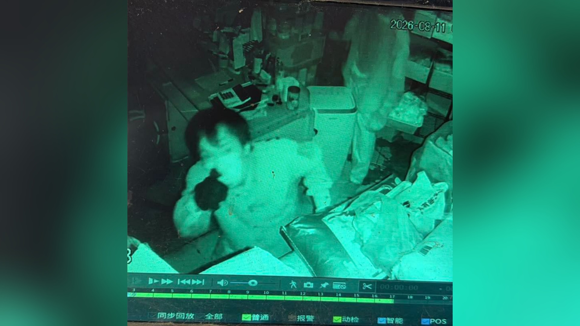 有片〡警拘3賊涉大埔雜貨店爆竊 天眼直擊偷喝汽水食香蕉