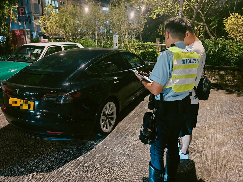 警方新界北打擊白牌車 喬裝乘客票控兩司機
