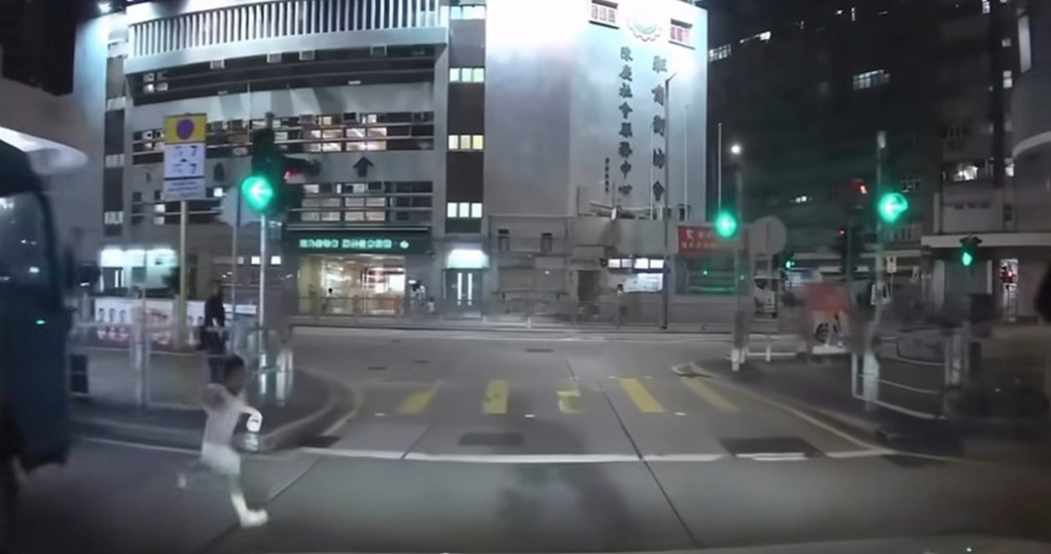 有片〡大角咀女童攝車罅跑出馬路 網民：睇片都嚇死