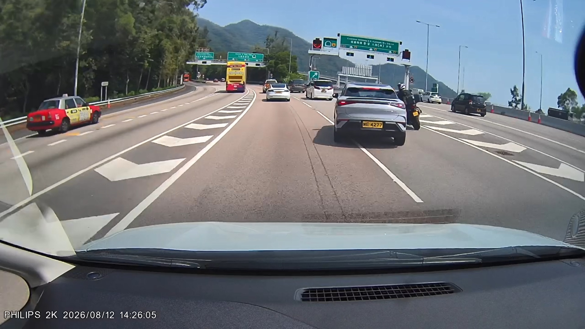 有片〡屯門公路私家車連切3線 險撞電單車