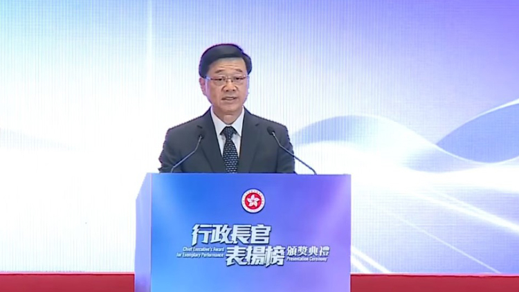行政長官表揚榜｜處理戰時炸彈團隊及簡約公屋團隊獲獎 李家超：以實幹贏取信任