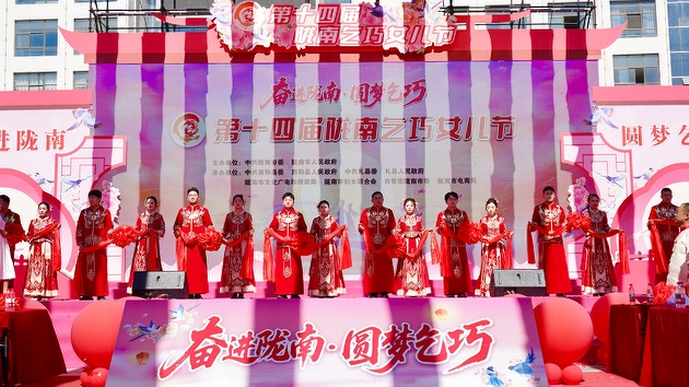 共倡文明婚俗新風 甘肅西和縣百對夫妻舉辦集體婚禮