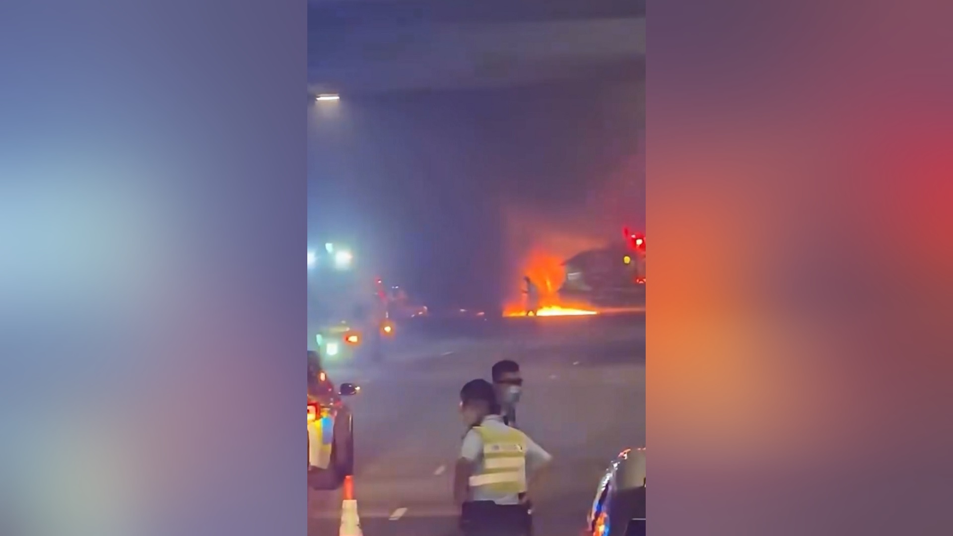 有片｜北大嶼山公路貨車自炒起火 司機棄車逃離現場
