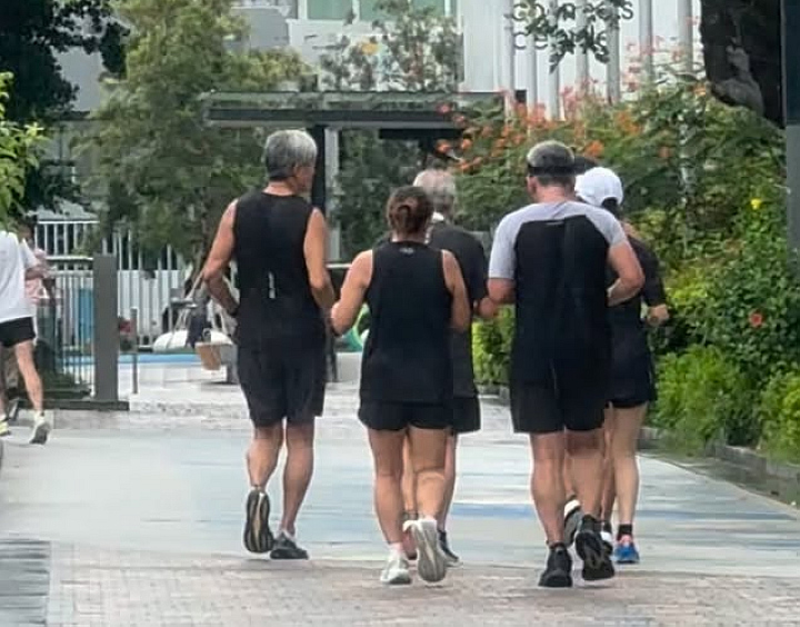 有片｜市民晨跑巧遇周潤發 賭神背影氣壓全場