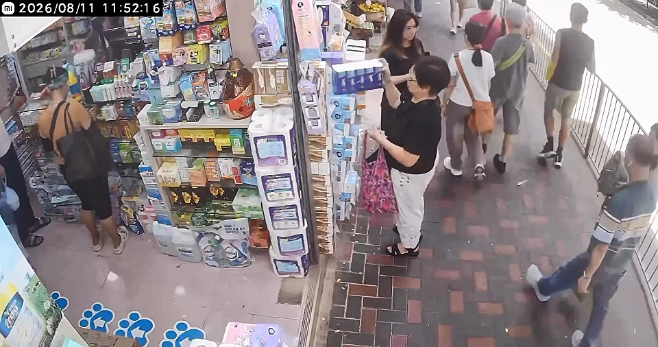 有片｜婦人街頭偷紙巾 網民斥：阿姐你唔記得俾錢