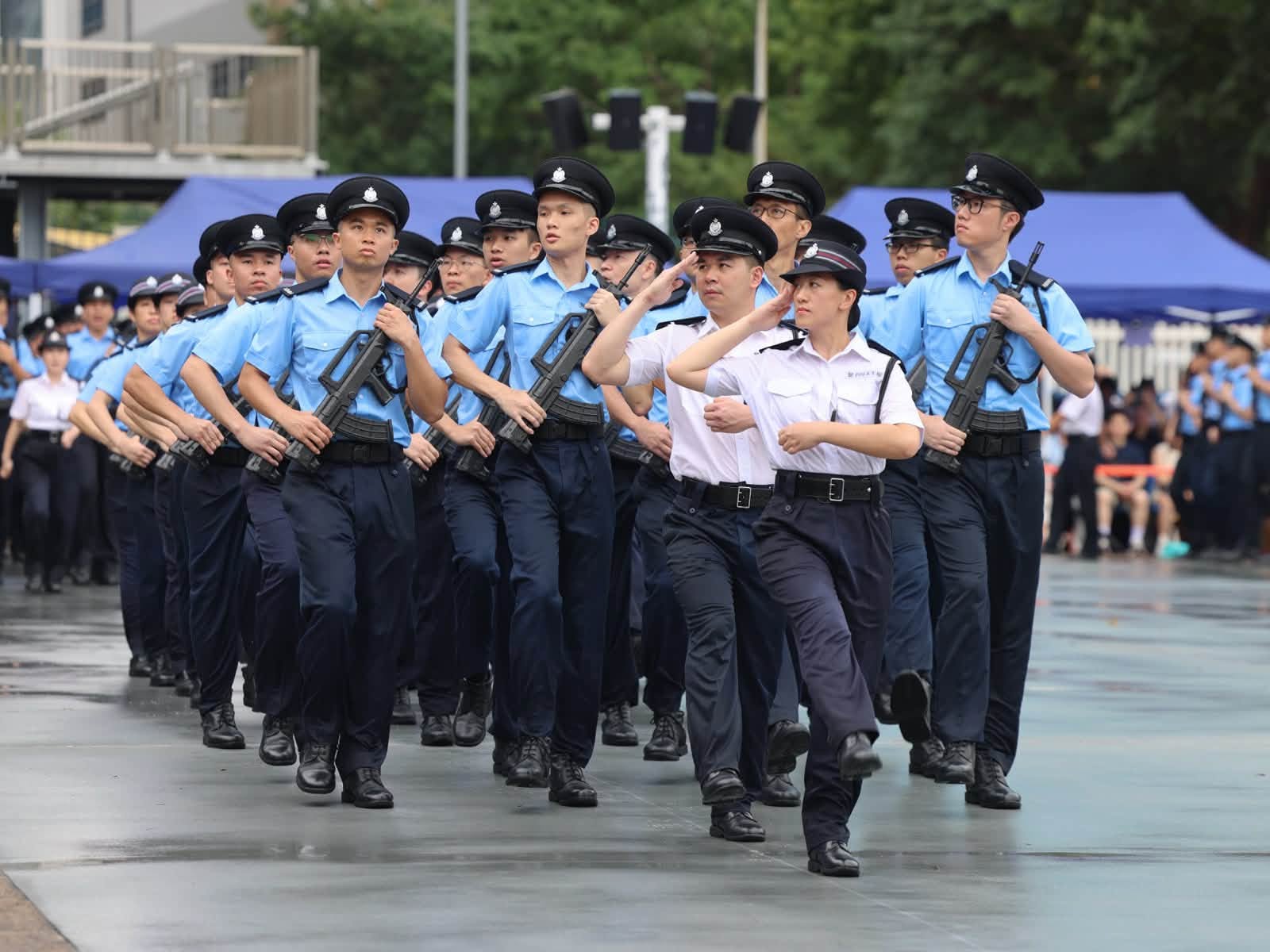有片〡227名輔警畢業 警察樂隊雨中送祝福