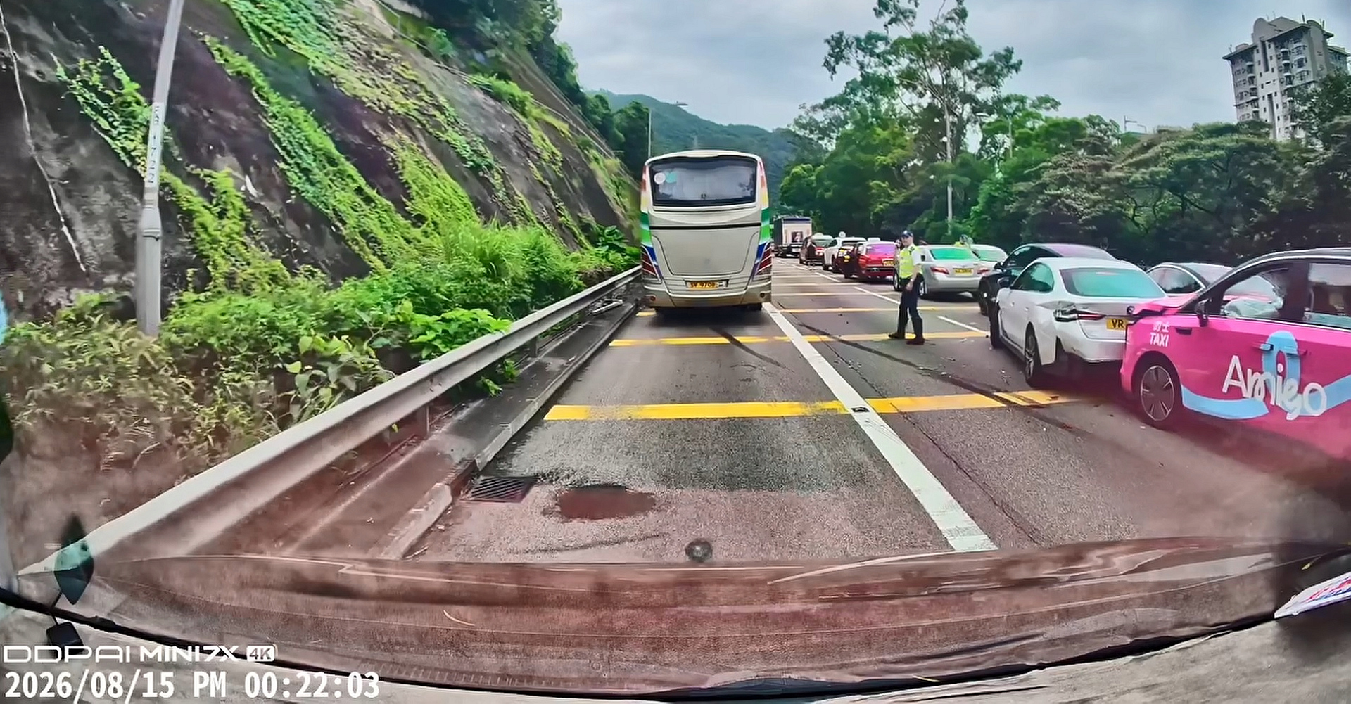 有片〡獅子山隧道公路10車撞交通癱瘓 網民：塞到幾時呀