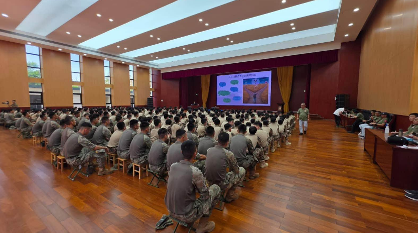 駐港部隊青少年及大學生軍事體驗營閉營