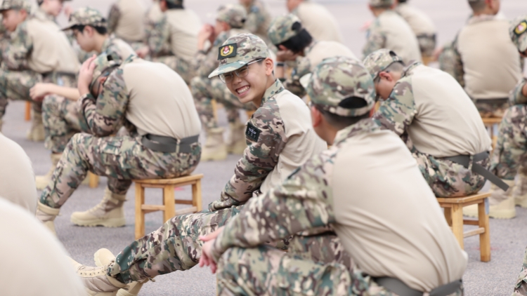 李家超勉勵軍事夏令營畢業學員：做愛國愛港守護者