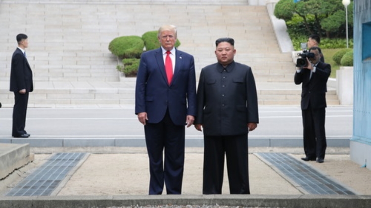 特朗普曬與金正恩昔日合影：我們相處非常好