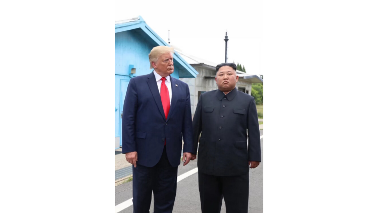 特朗普曬與金正恩昔日合影：我們相處非常好