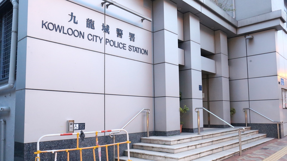 土瓜灣一雜貨舖收2張假「大牛」 警方拘捕一名中年漢