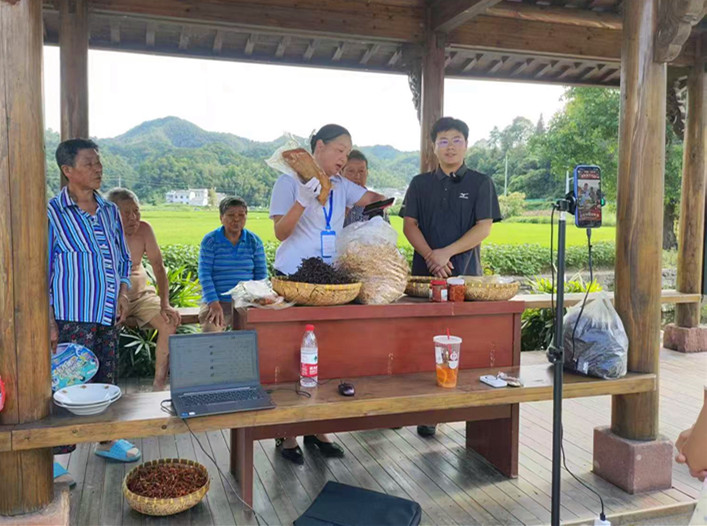  皖黟縣漁亭鎮：「雲端吆喝」讓灶台手藝變收益