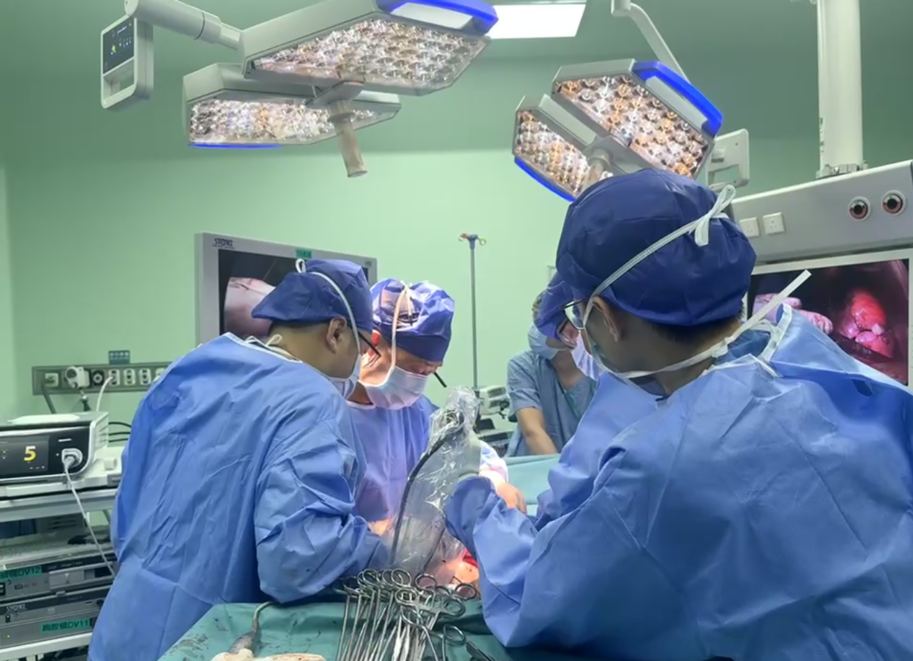 胸腔被腫瘤占滿 深圳醫生為病人搏出呼吸空間與生存希望