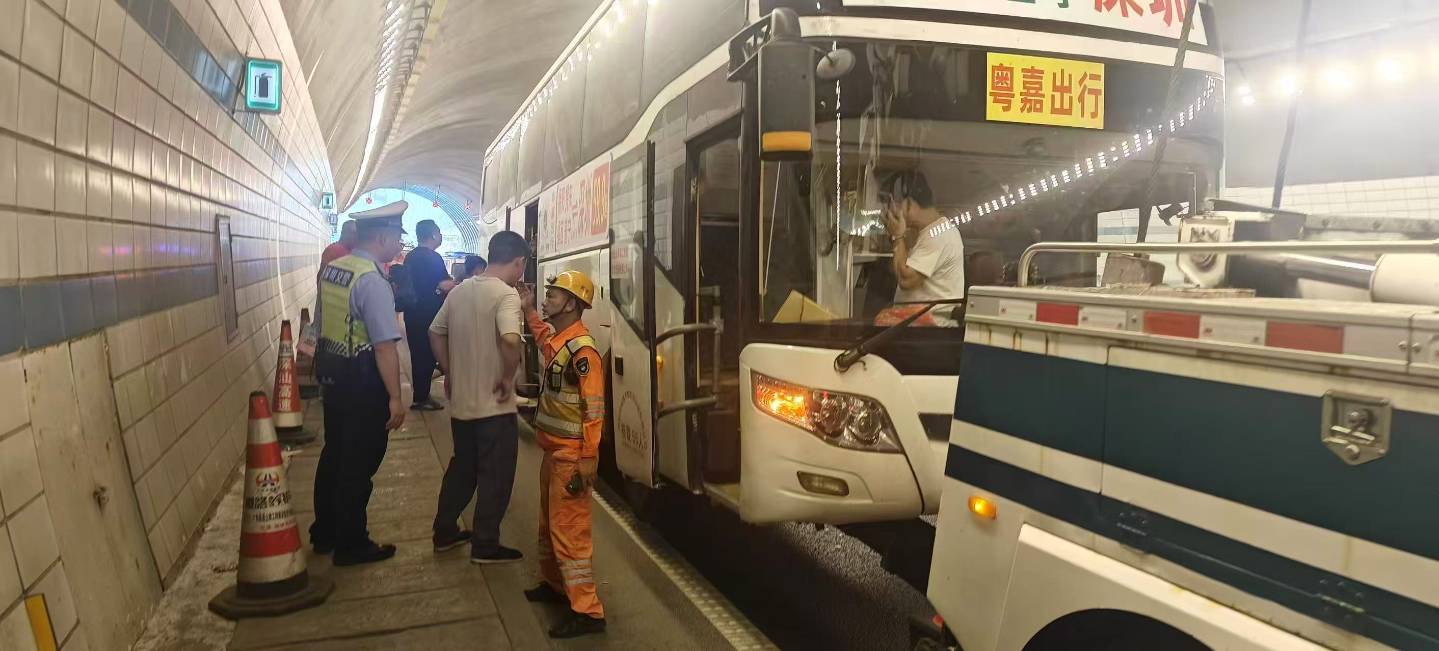 有片｜高速隧道大巴拋錨，多名乘客滯留！深汕公安多車護航開闢生命通道