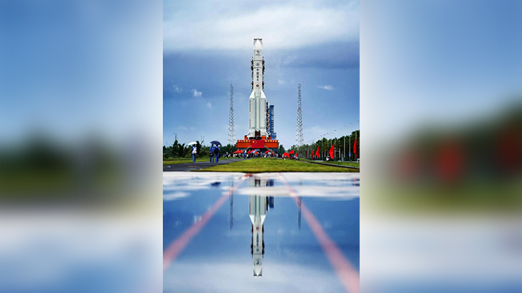 嫦娥七號飛行任務器箭組合體完成垂直轉運 計劃近日擇機實施發射