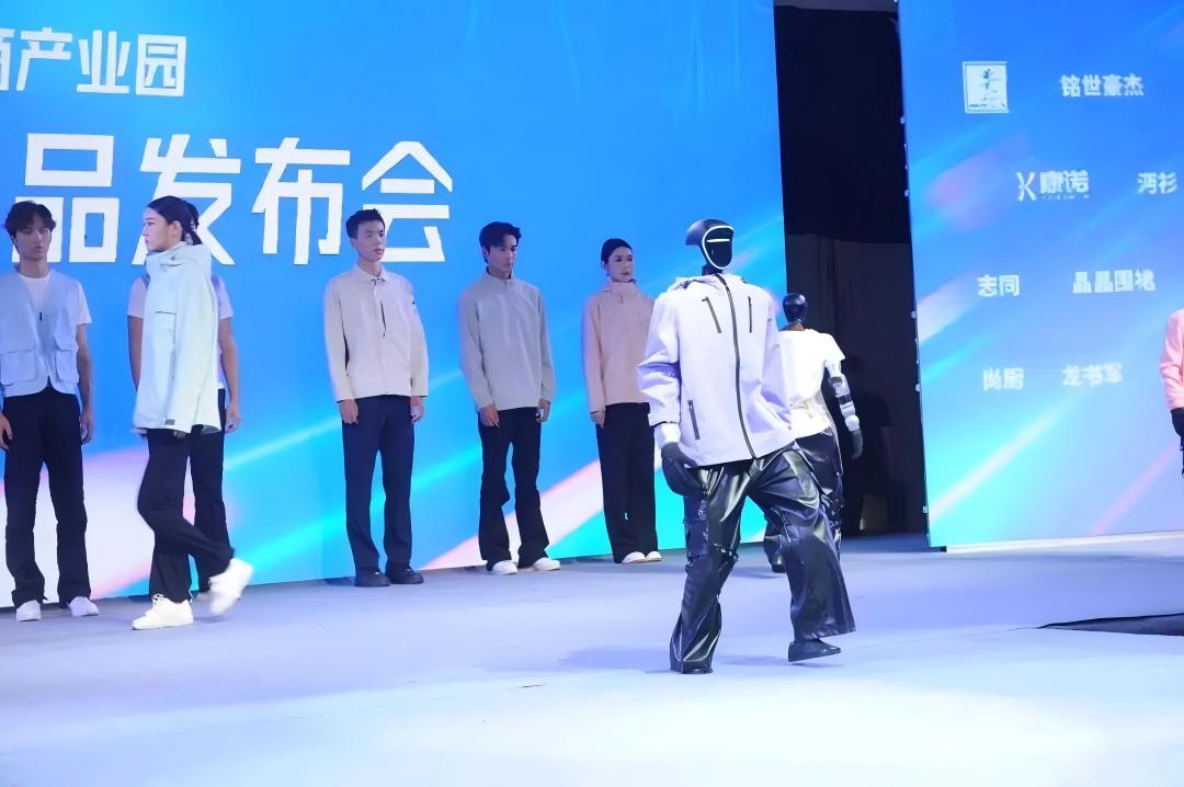 宇樹機械人穿上 「仙桃造」 工裝！仙桃職業工裝電商產業園二期正式開園