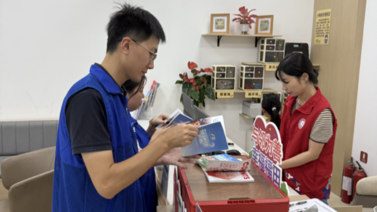 深圳梅林街道：公務員「藍馬甲」走進社區做好APEC服務保障