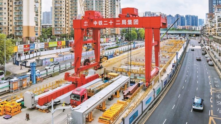 深圳地鐵27號線銀泉站封頂