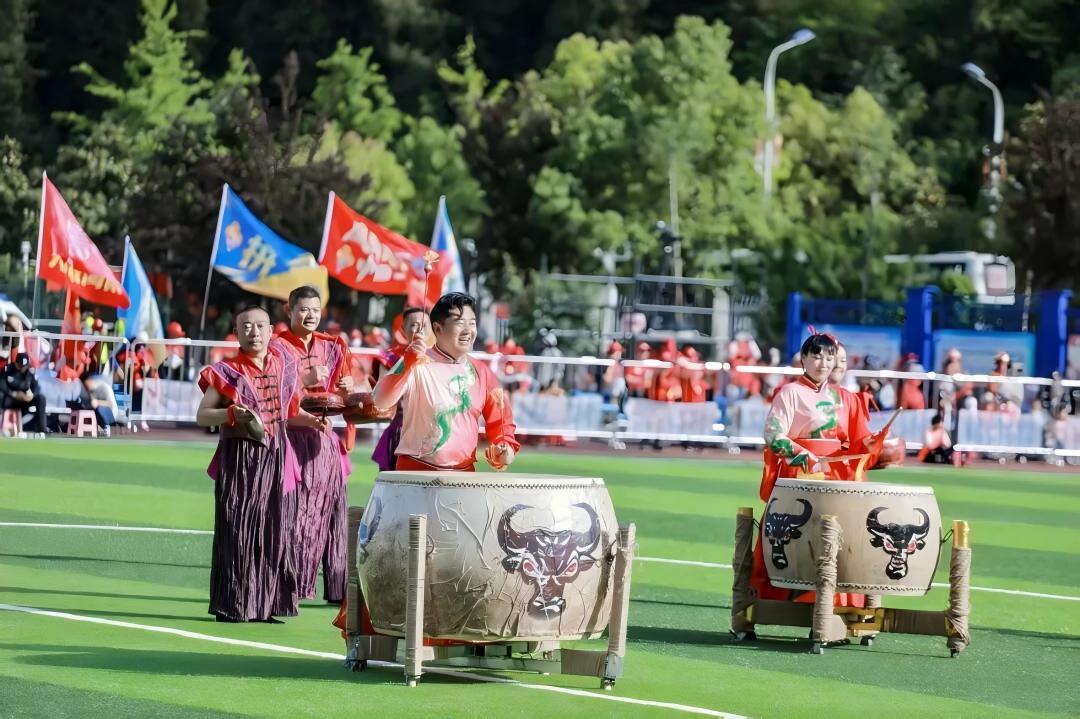 鑼鼓響徹綠茵賽場 省級非遺神農架打火炮綻放深山民俗光彩