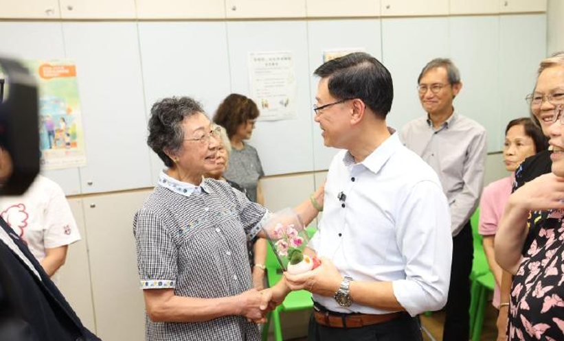 李家超落區深水埗元州邨探訪市民 冀落實「居家安老」