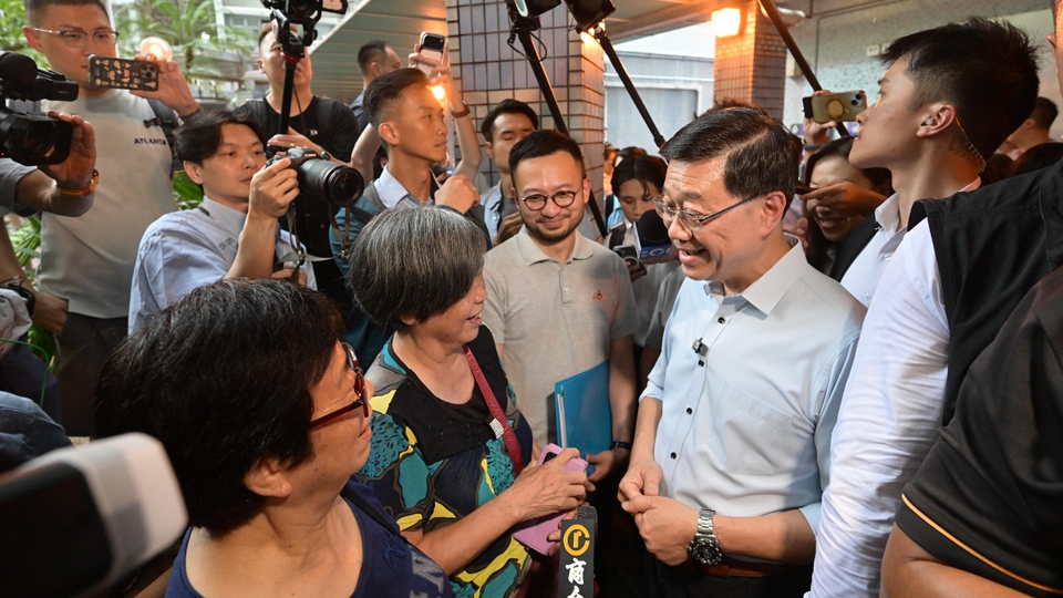 李家超落區深水埗 到訪屋邨及耆樂中心 就施政報告聽取市民意見