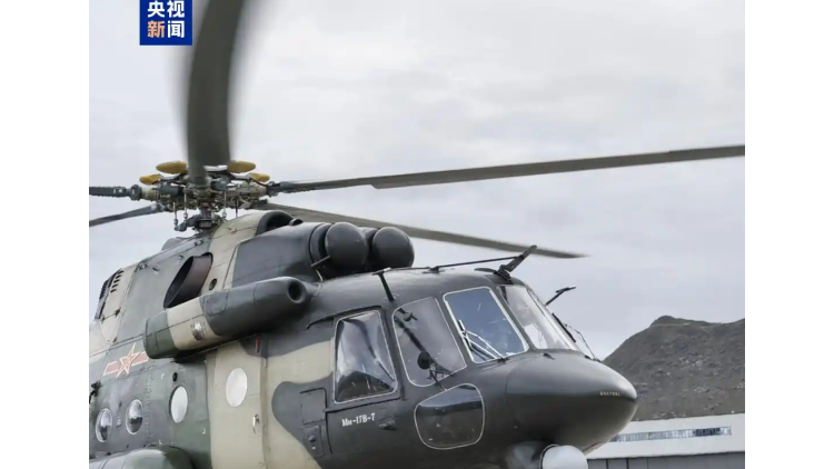 西藏軍區緊急派出2架直升機 赴日喀則參與泥石流災害救援