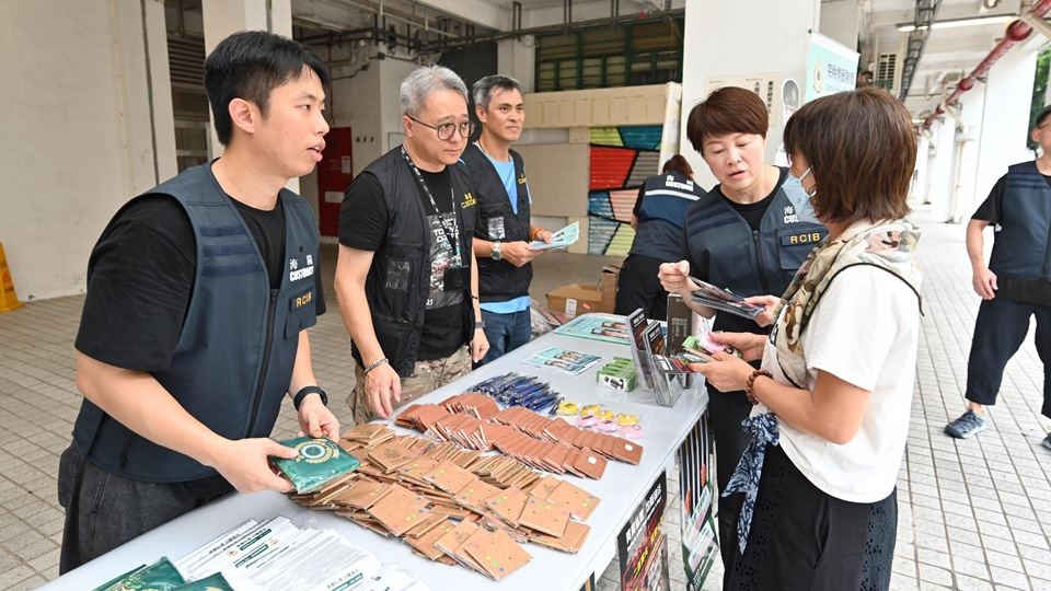 海關於順天邨及彩虹邨宣傳反私煙 講解完稅標籤制度