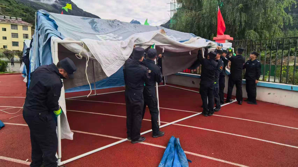 西藏吉隆受泥石流災害影響群眾完成安置 滯留遊客完成轉移