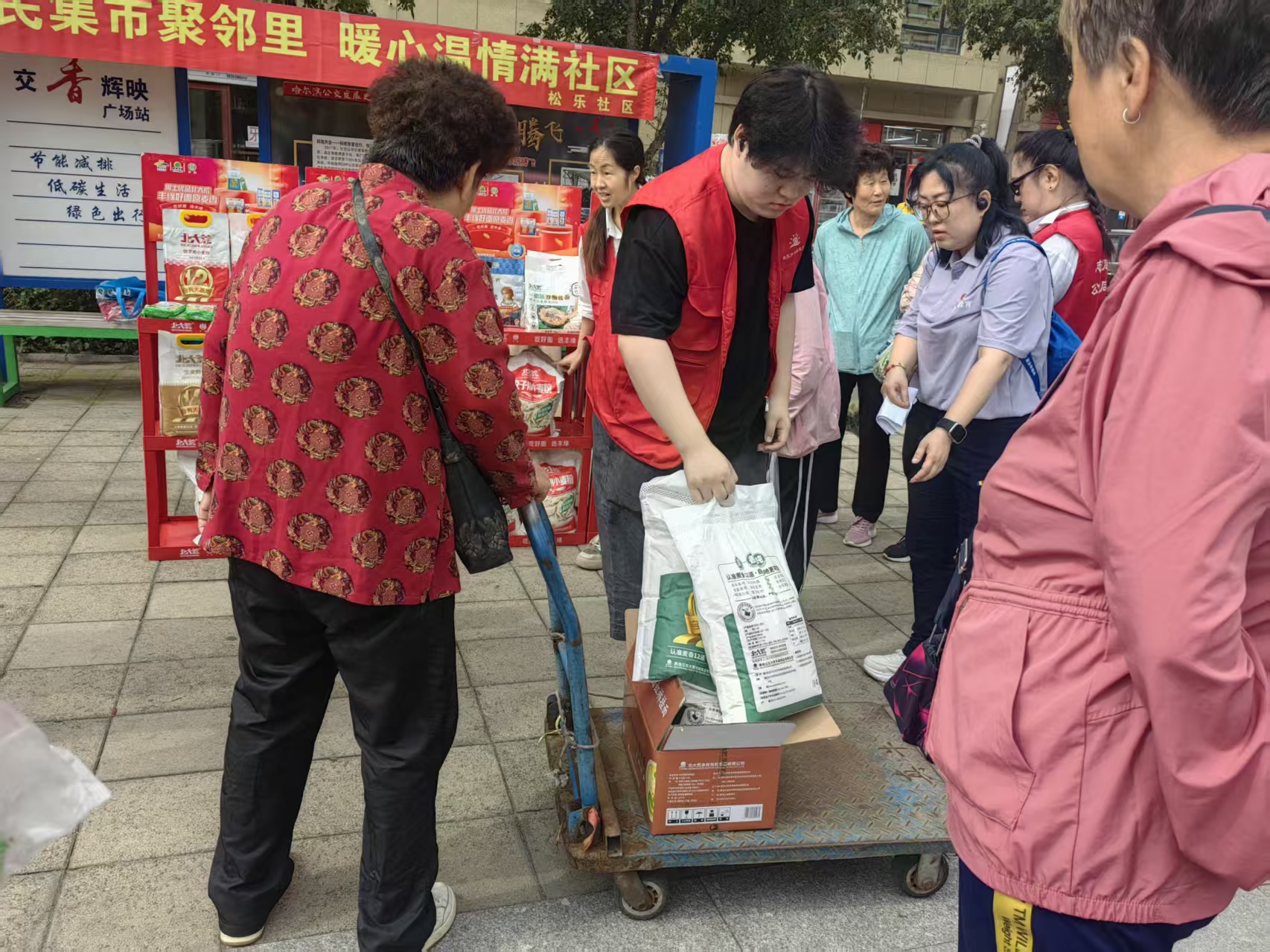 哈市香坊區進鄉街道：小市集傳遞微服務  煙火氣提升幸福感