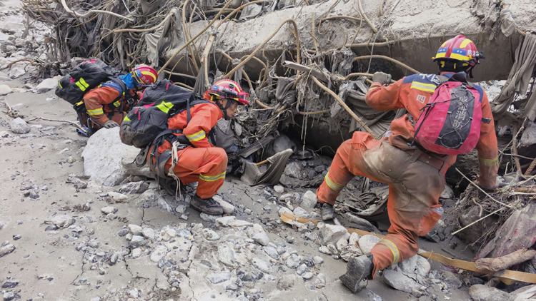 吉隆口岸搜救最新情況：救援隊在吉隆拉網式排查搜救