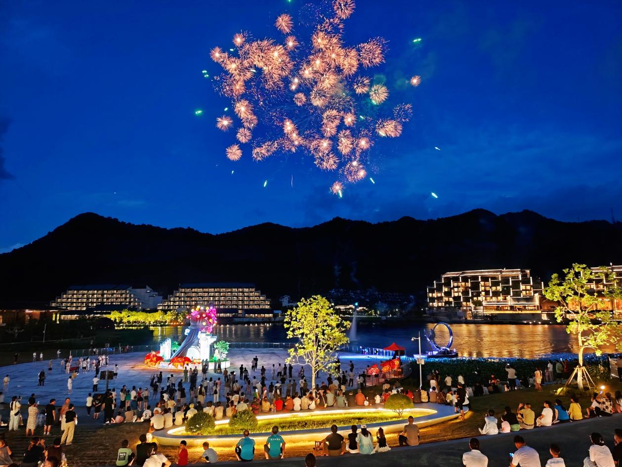 皖黃山區：山湖夜宴精彩絕倫