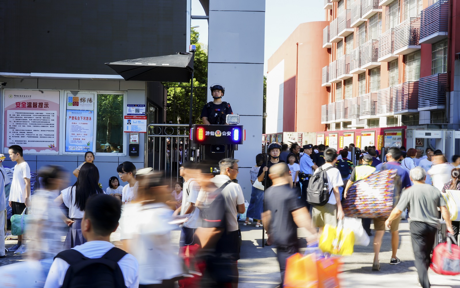 有片丨護航「開學季」 四川綿陽各地公安全力以赴築牢校園安全防線