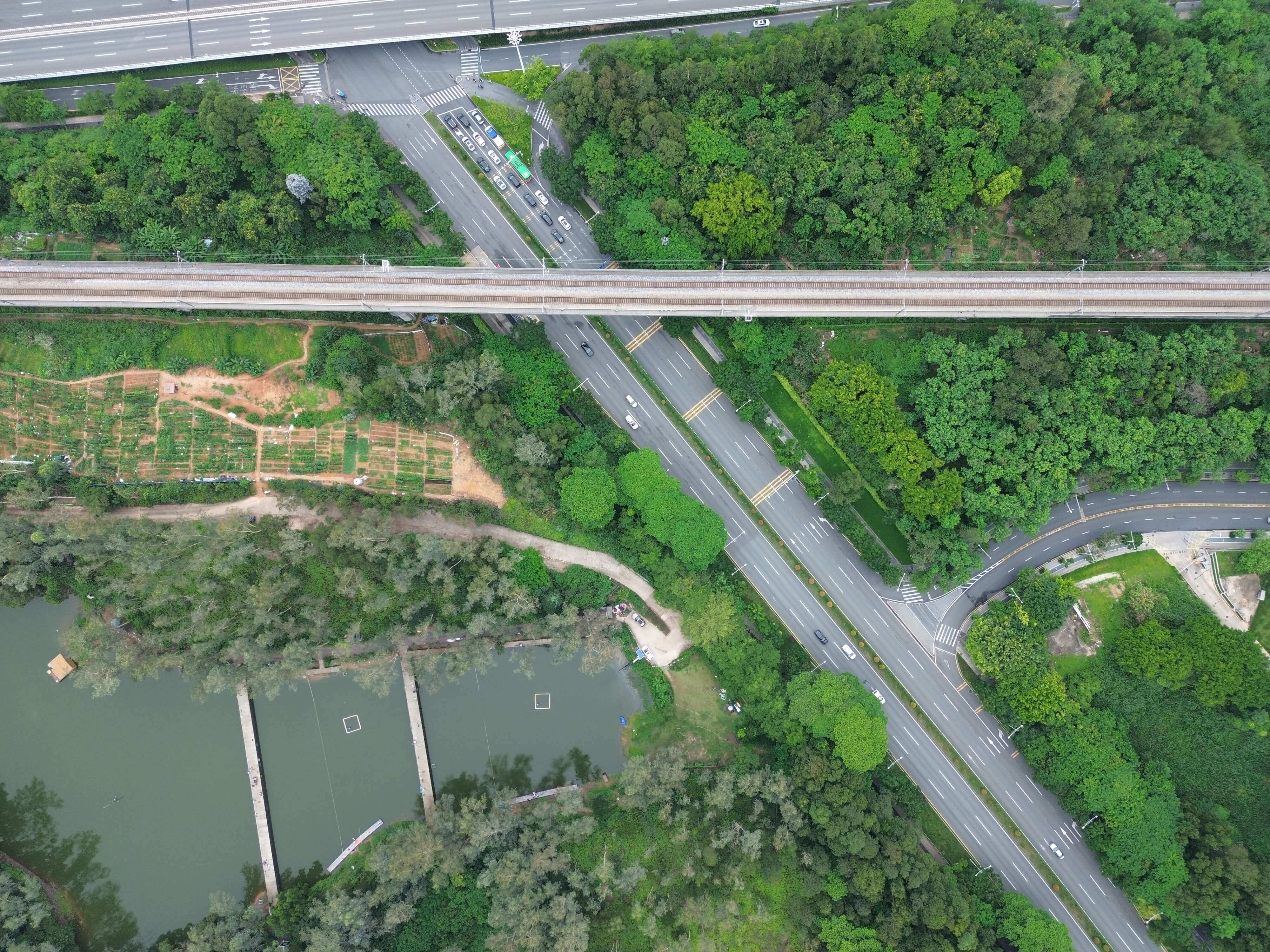 深汕鐵路新突破 「龍崗1號」盾構機成功下穿運營地鐵線