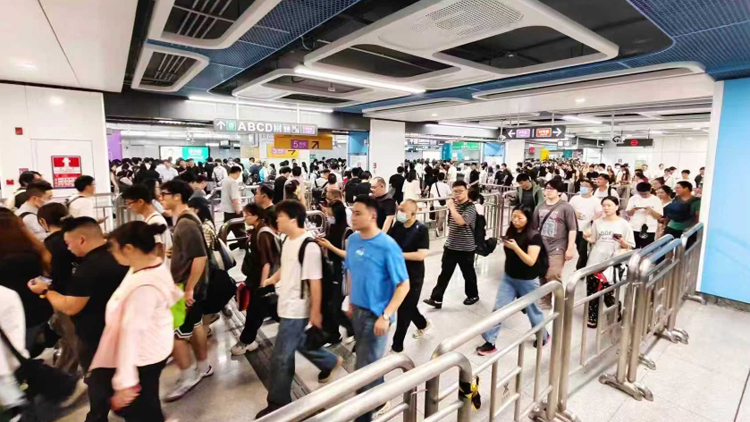 深圳地鐵暑運日均客流破千萬 周末客流領跑全國！