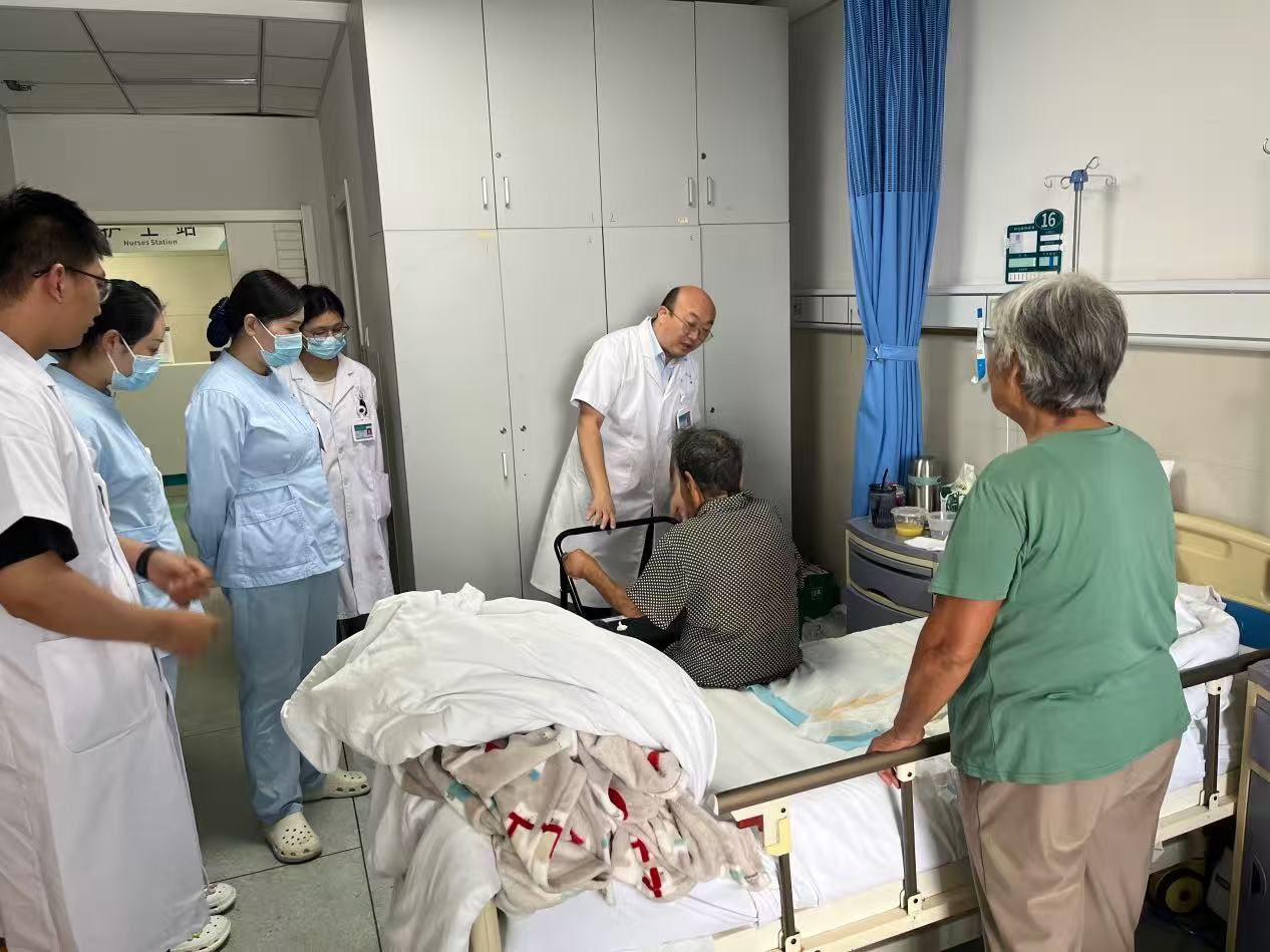 深夜接診98歲髖部骨折老人  綠色通道助力10小時完成手術