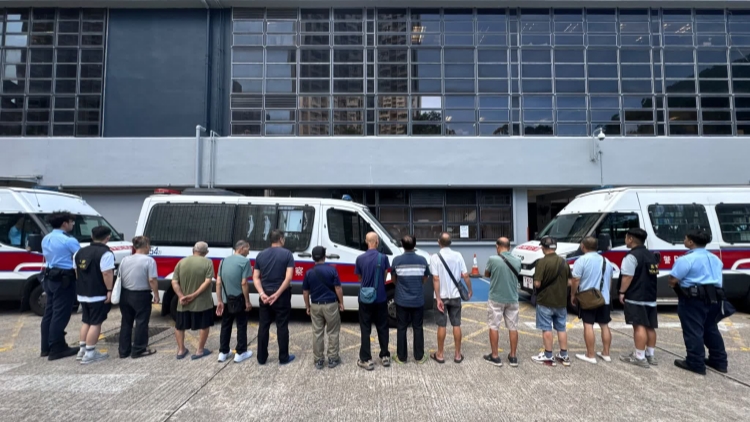 警搗將軍澳景林邨街頭賭檔 拘11男檢賭具現金