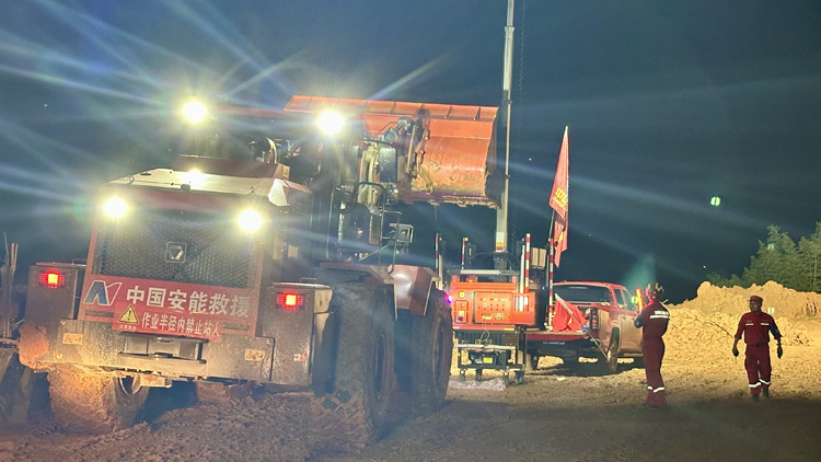 江西遂川通往高坪鎮泥石流災害現場道路全線搶通