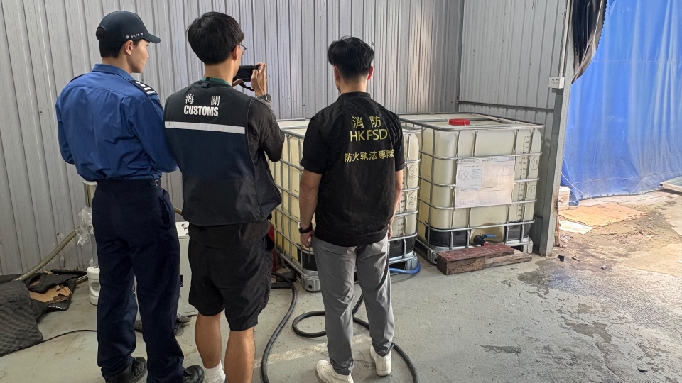 海關聯同消防處於元朗展開反非法燃油行動 檢獲400公升未完稅汽油