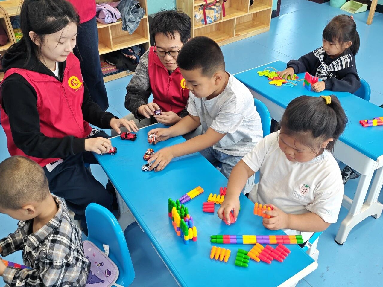 團拜泉縣委開展少年兒童關愛活動
