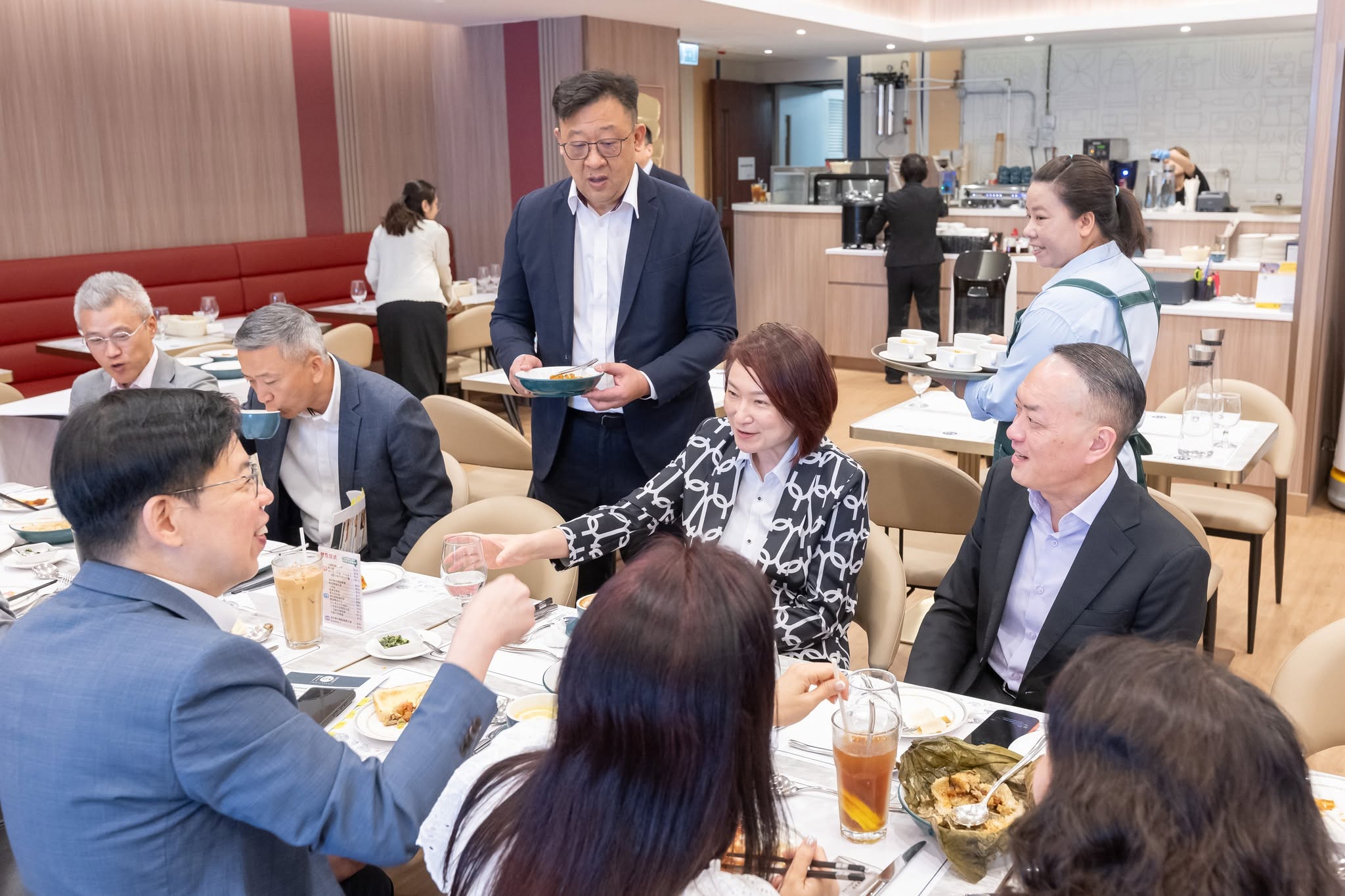 立法會新餐廳周一起試業 李慧琼日前夥行管會委員率先試食
