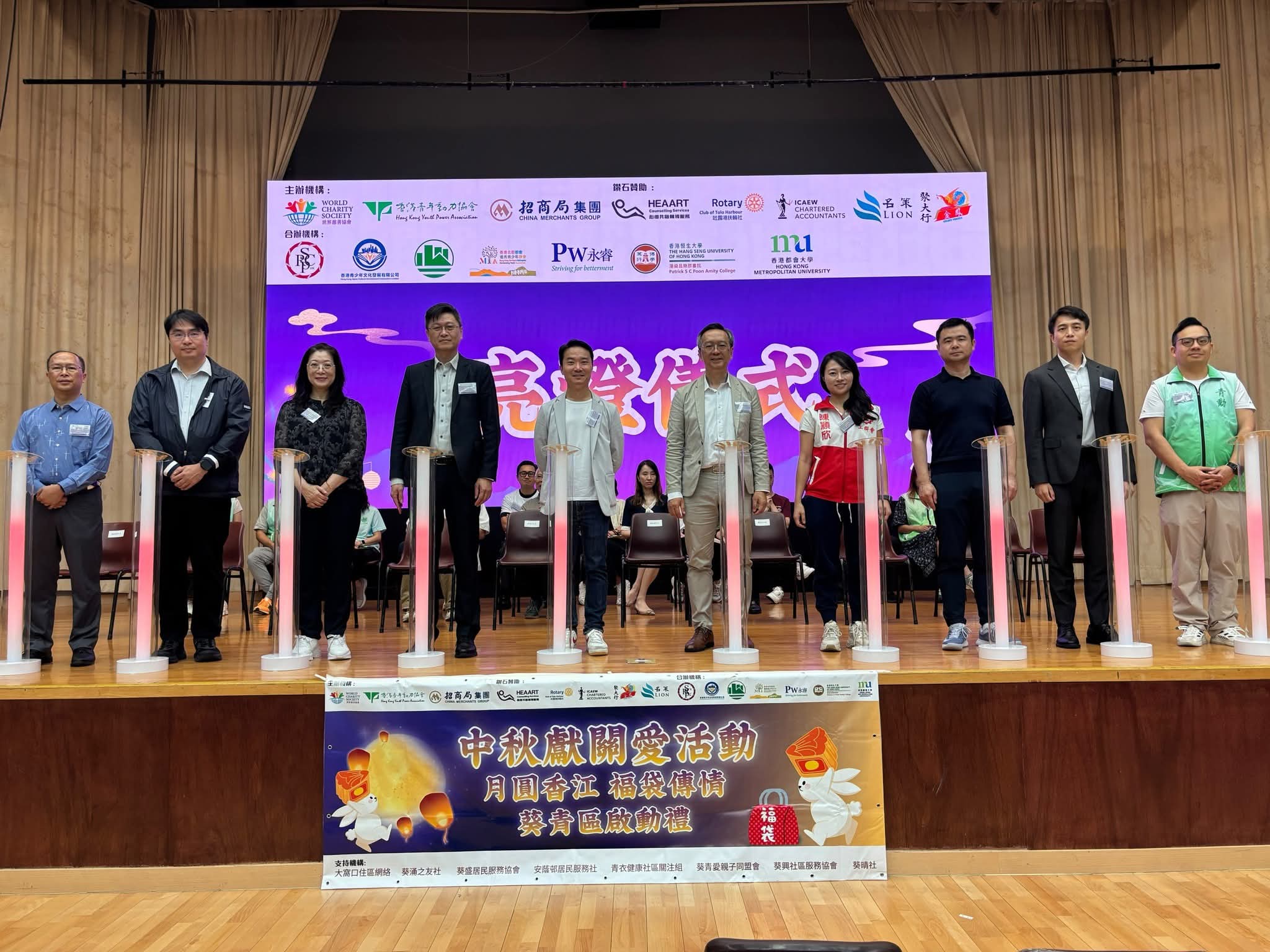 中秋節將至 戴尚誠陳穎欣葵青區探劏房戶家庭送福袋