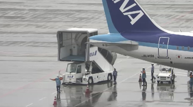 日本福岡機場發生拖車與客機相撞事故