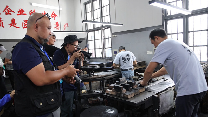聚焦非遺徽墨製作技藝 多國攝影師採風歙縣