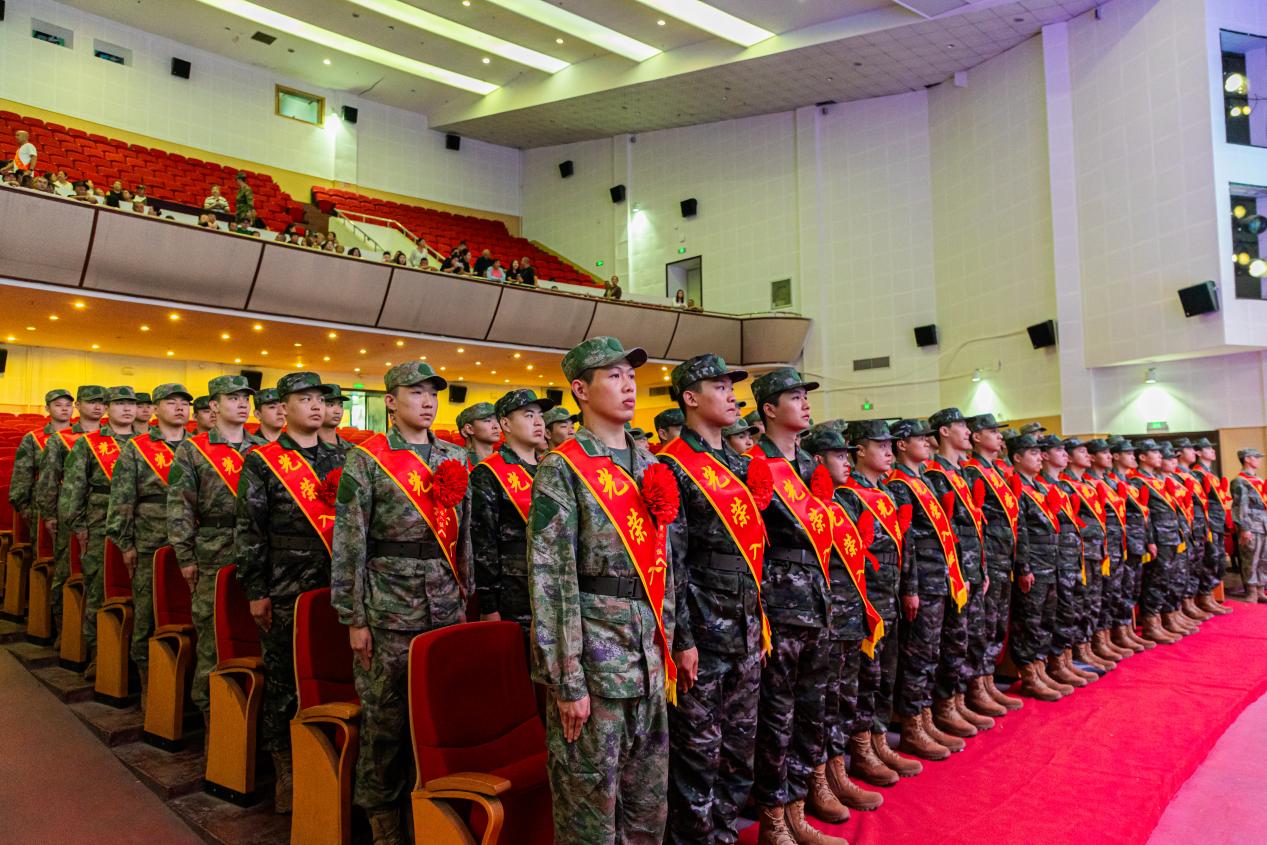 熱血赴戎裝 青春衛家國 瀋陽鐵西區舉行2026年秋季新兵歡送儀式 70名青年啟程奔赴軍營