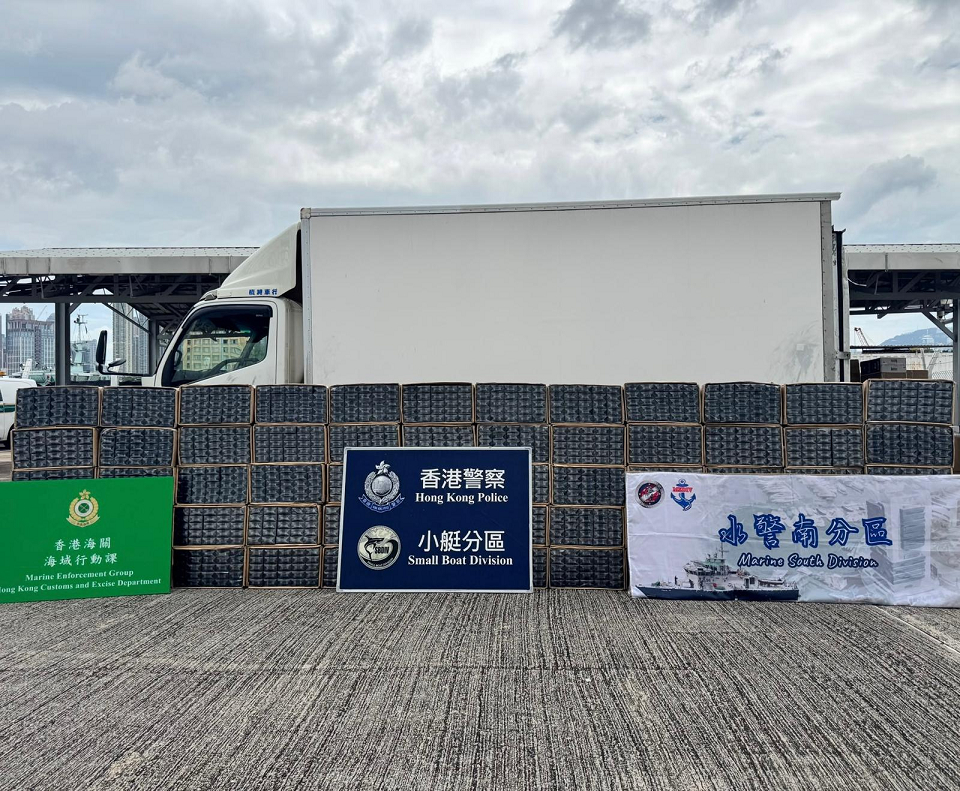 水警聯同海關於港島西打擊走私 檢值1290萬元私煙
