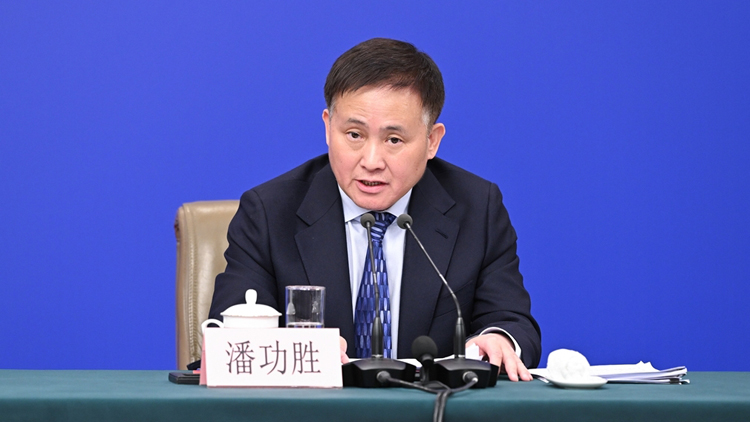 央行行長潘功勝發表署名文章：貸款降速提質或將成為宏觀運行的新常態之一